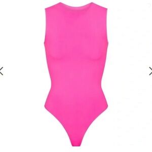 NWT SKIMS ESSENTIALS CREWNECK SEAMLESS BODYSUIT in PINK HIGHLIGHTER S/M